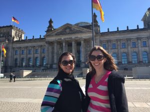 Mamis e eu em frente ao Reichstag (Parlamento Alemão)