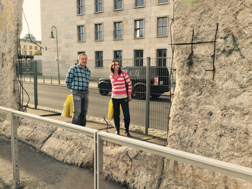 Eu e meu pai na Parte do Muro de Berlim próxima ao Checkpoint Charlie