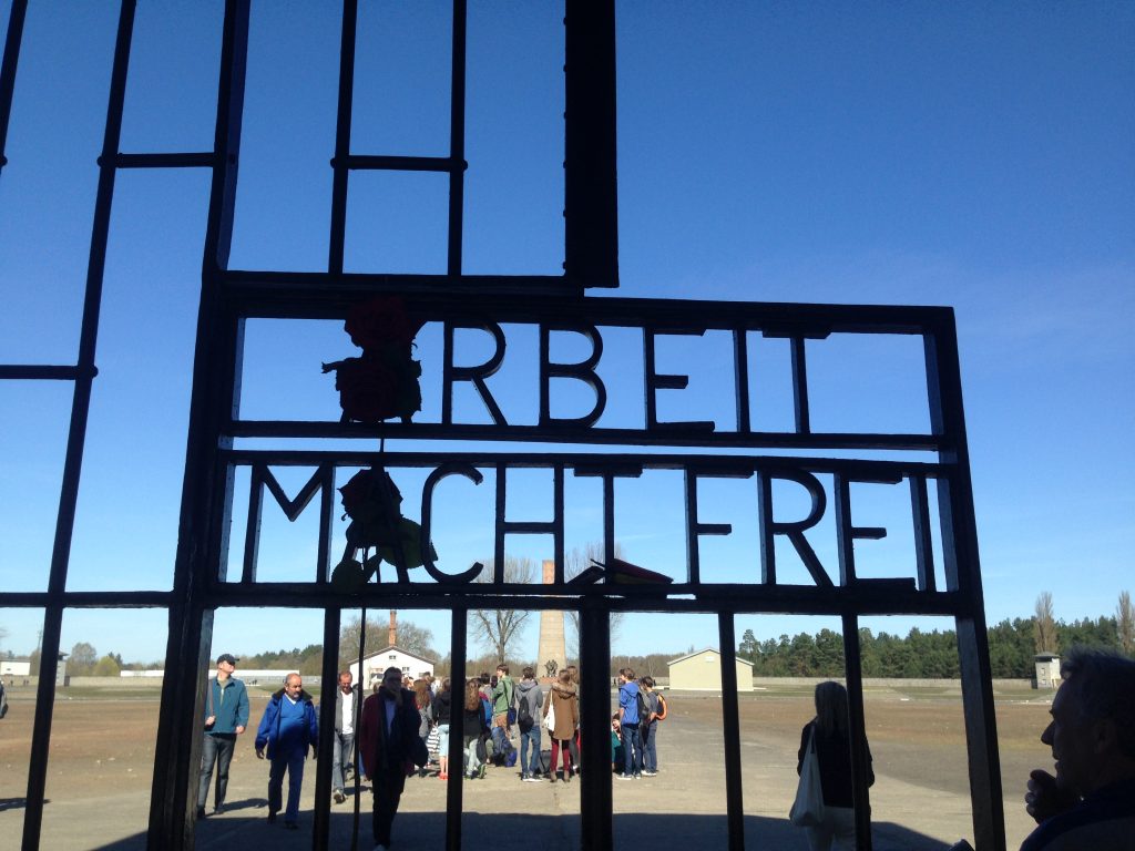 "O trabalho liberta" dizeres nas grades de entrada Campo de Concentração de Sachsenhausen