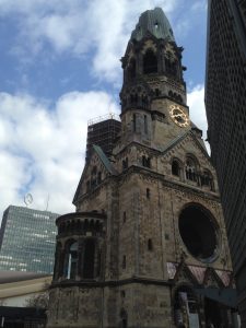 A torre sobrevivente da Igreja em Berlim Ocidental