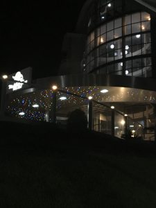 Recepção com luzes coloridas no teto do Machadinho Thermas Resort SPA