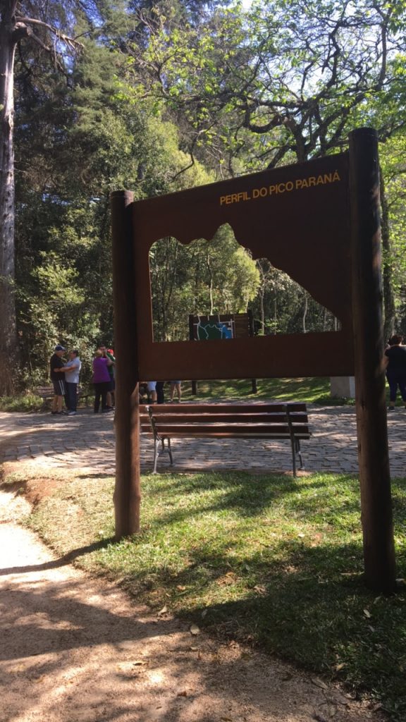 Fim da trilha com uma placa do pico Paraná, o geólogo Reinhard Maack esteve lá!