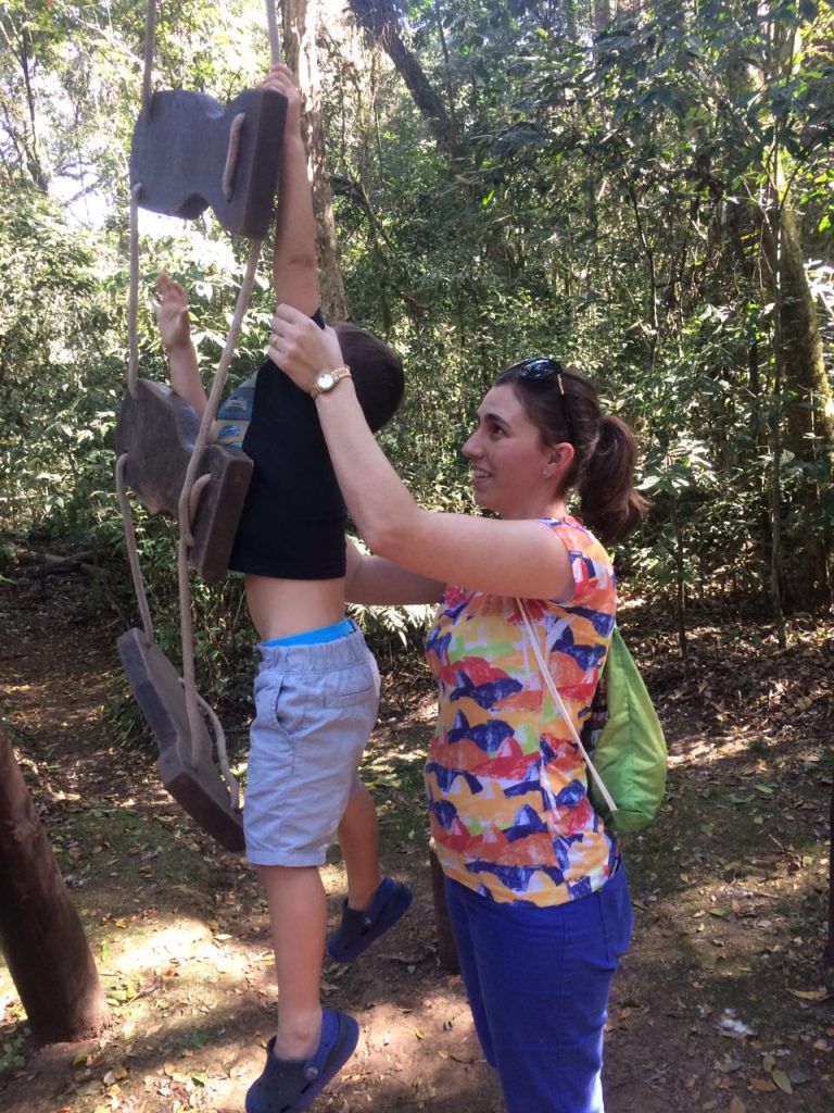 Uma ajudinha pra bater o gongo da escada de cordas do Bosque Reinhard Maack - Curitiba/PR