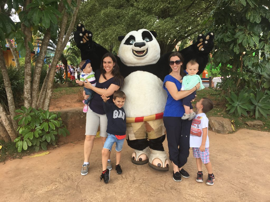Filhos e sobrinhos conhecendo o Po de kung fu panda