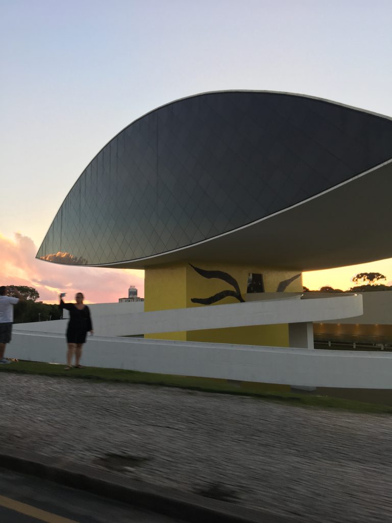 Museu Oscar Niemeyer, o mais famoso de Curitiba