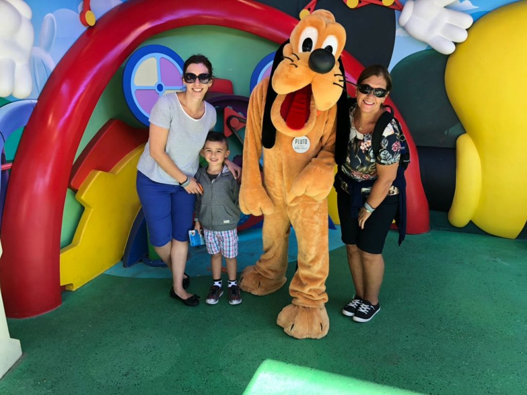 Mamãe, vovó e Mateus com o Pluto: Orlando e seus personagens!