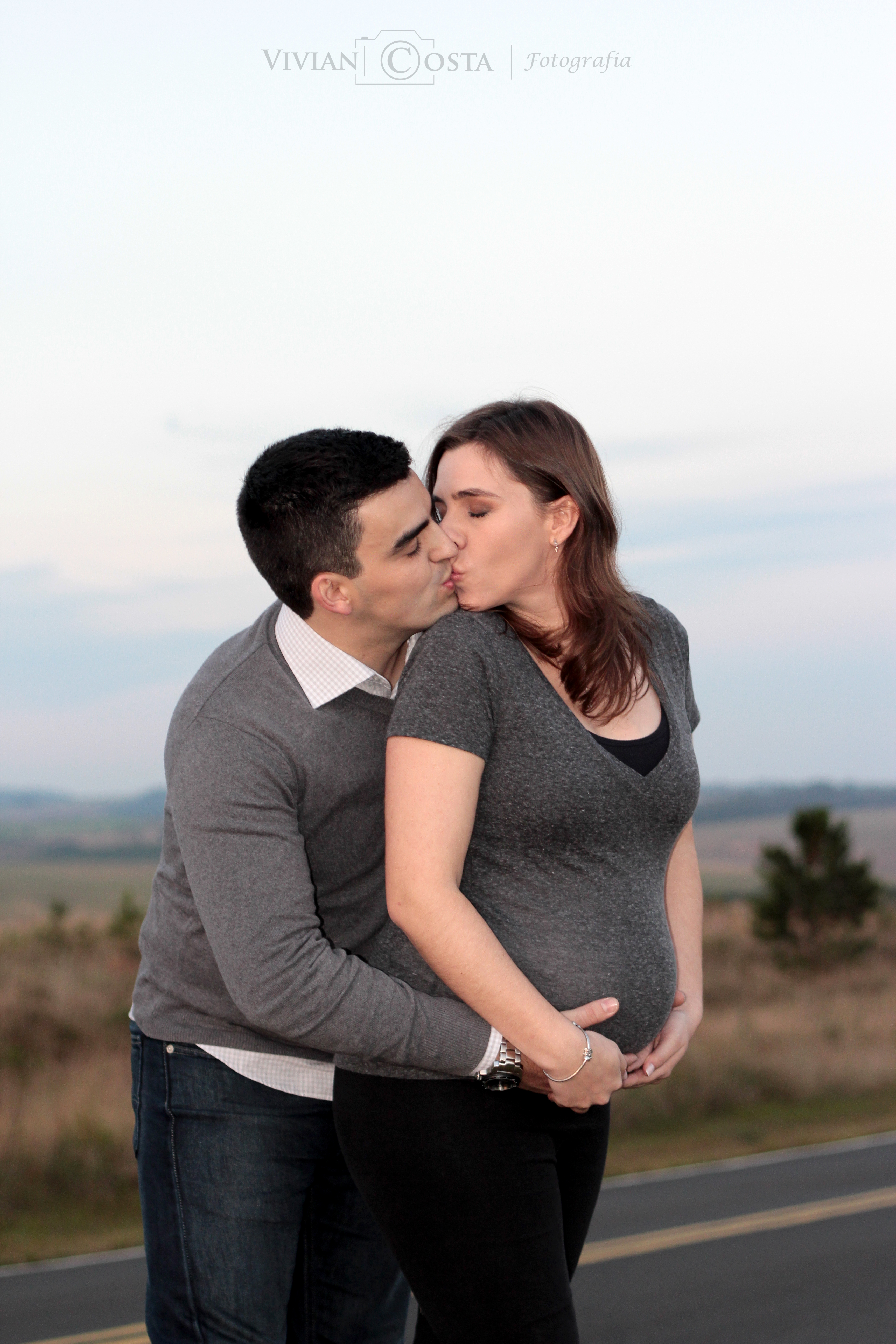 casal com gravida se beijando