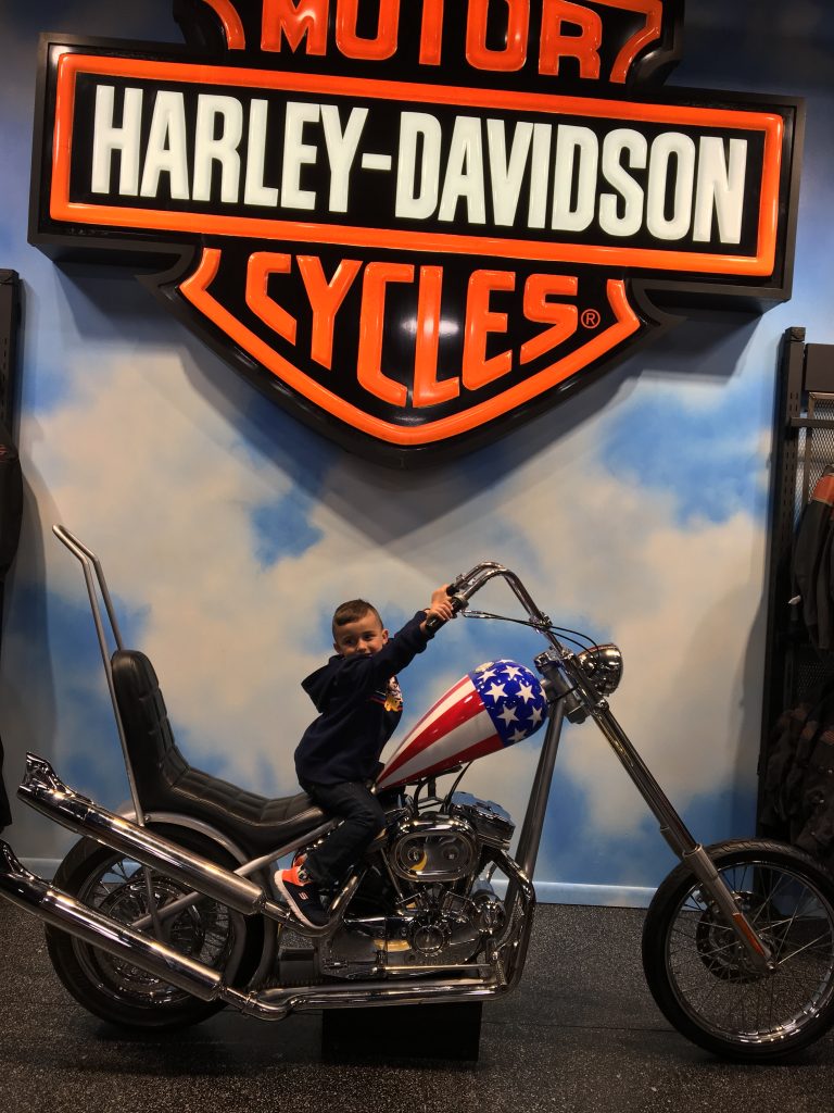 Tem alguém que curtiu moto da Harley desde cedo!