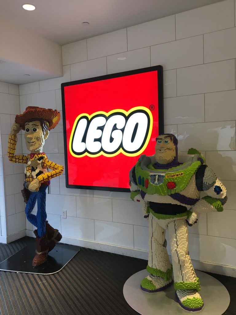Woody e Buzz Lightyear na Loja da Lego. são demais!