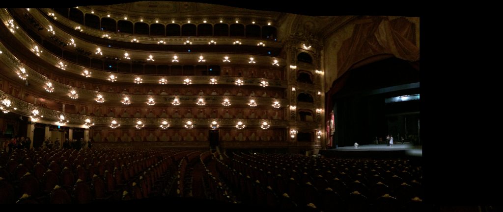 Platéia e balcões iluminados: a grandiosidade do teatro Colón