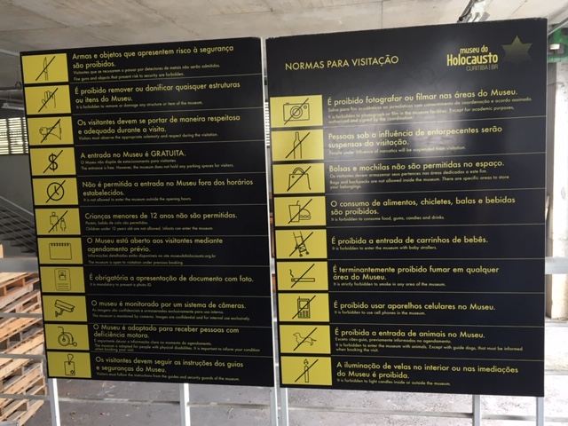 Informações sobre a visitação na área de guarda volumes do Museu do Holocausto de Curitiba