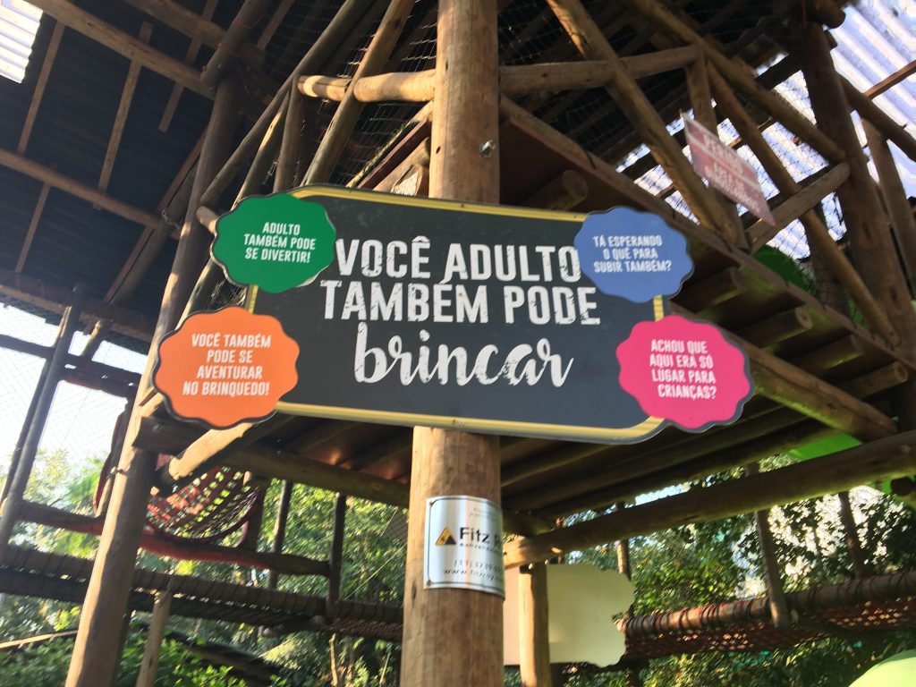 Placa que A brincadeira na Vila Encantada é inclusive para os adultos também!