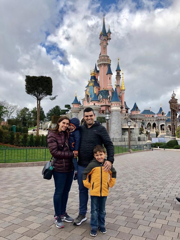 familia em frente a castelo da disney paris