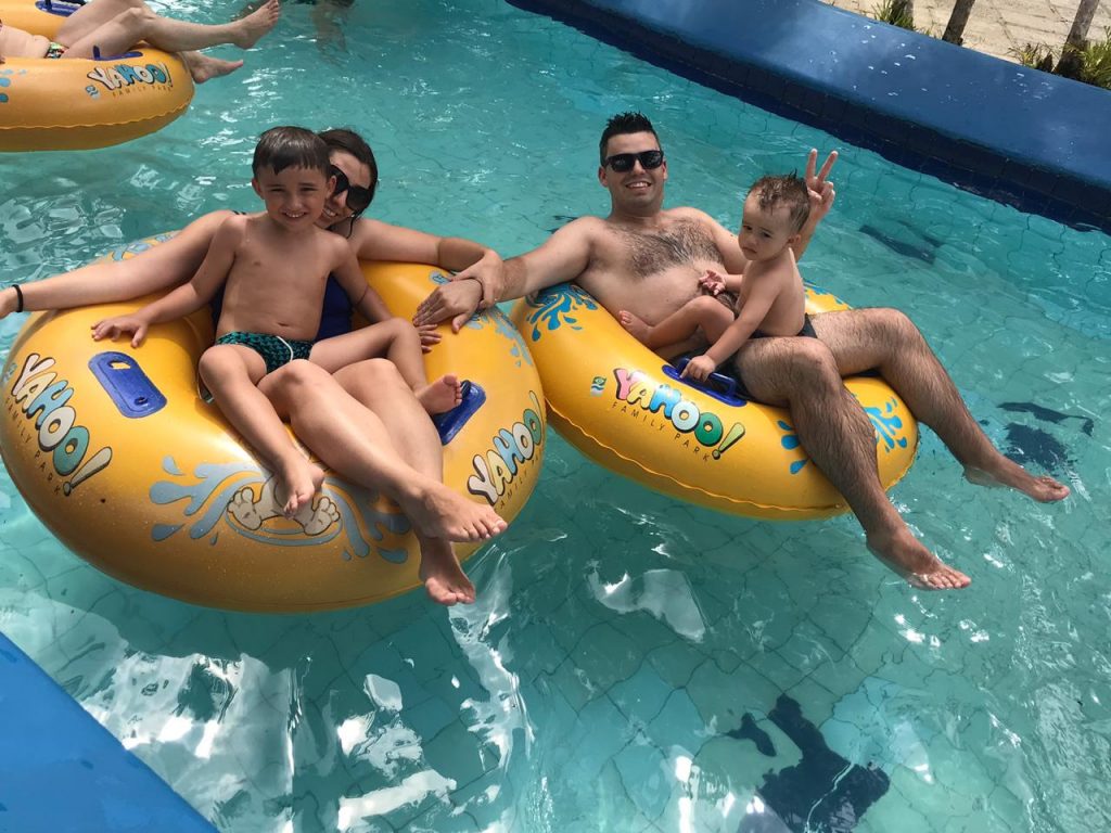 Família passeando "no rio" do Águas Claras
