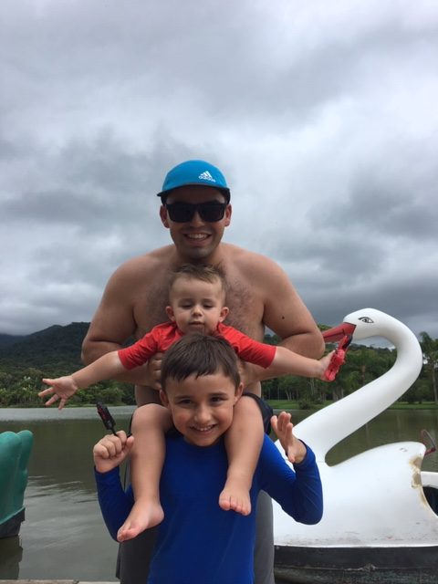 Os meninos passearam de pedalinho, bebê quase dormiu no balanço do lago.