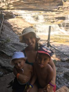 Eu e os meninos na Cachoeira do Panelão