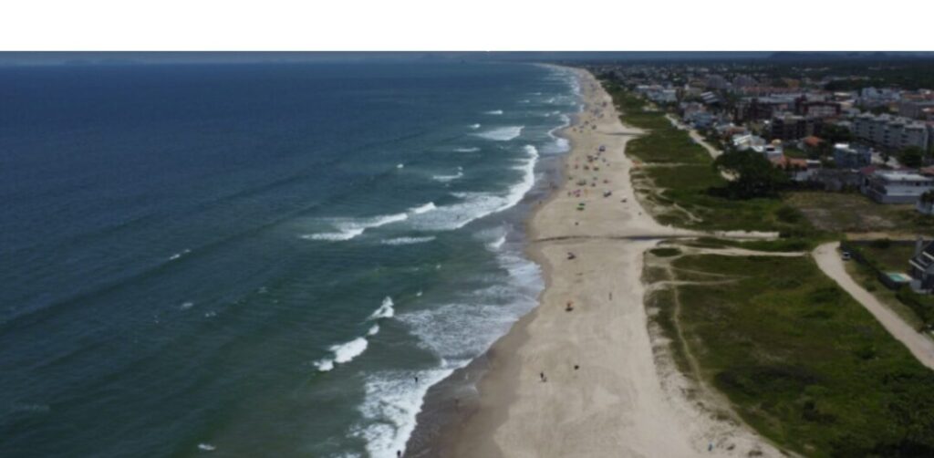 vista de drone de praia do alto