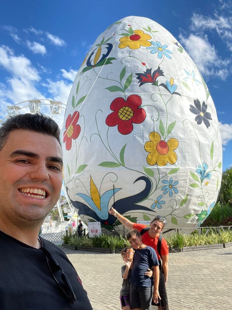 família em selfie com ovo decorado gigante