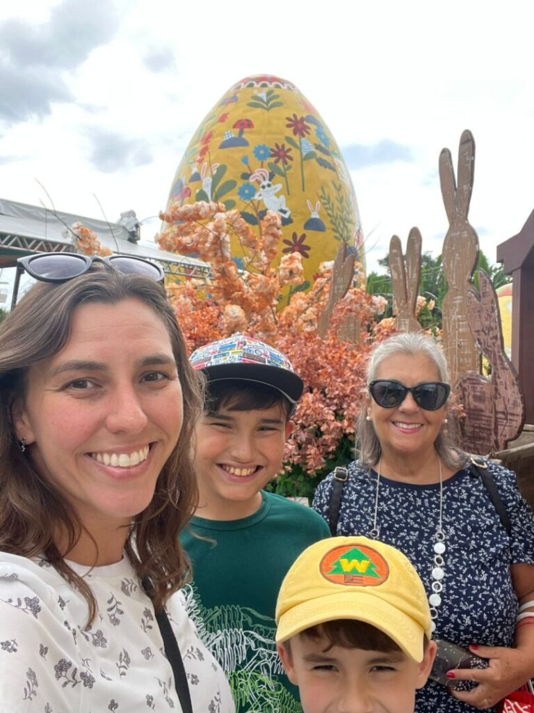 familia em frente a decoração de páscoa