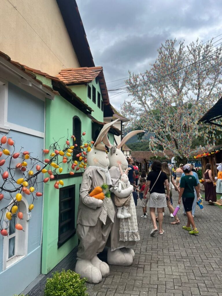 Decoração externas com casal de coelhos de páscoa grandes