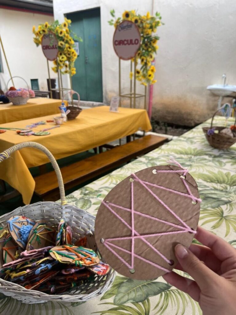 Ovo de páscoa de papelão decorativo.