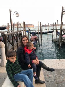 mar e gôndolas em Veneza