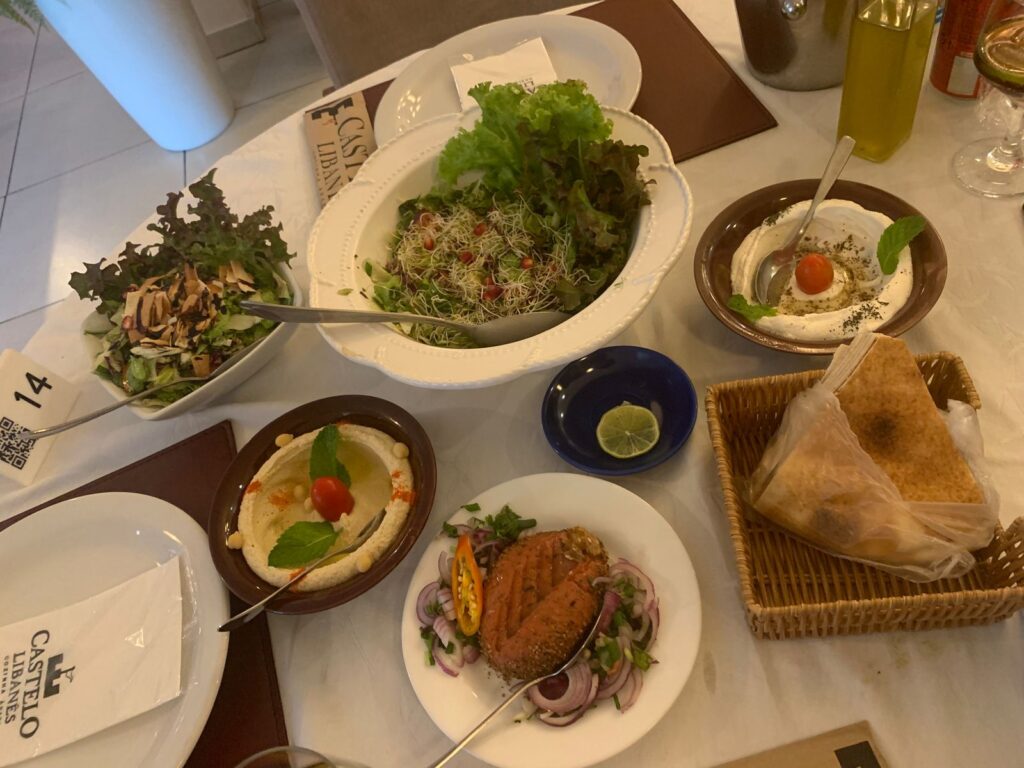 mesa com pratos árabes