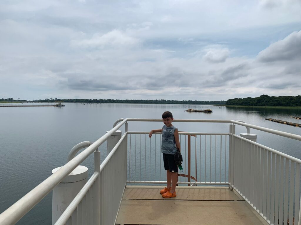 menino em frente lago