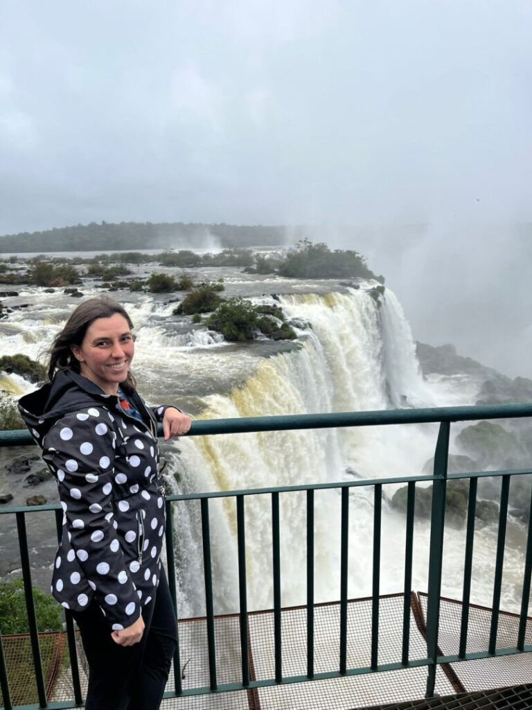 mulher em frente as cataratas