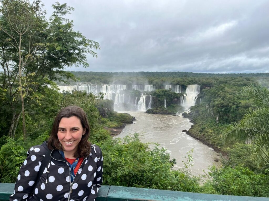 mulher em frente a cataratas