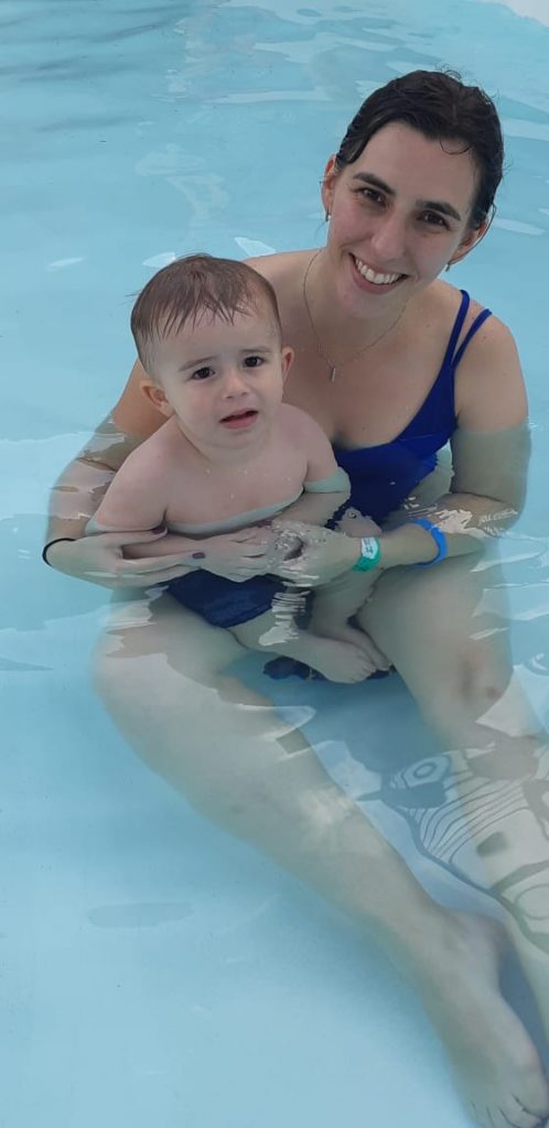 bebê na piscina