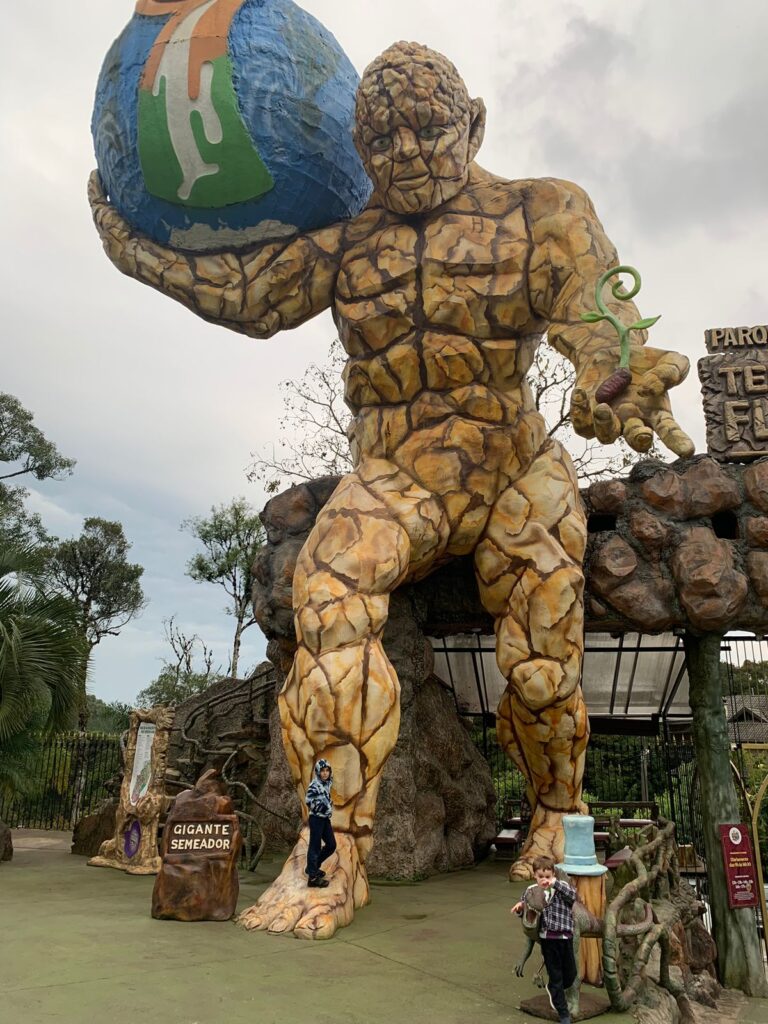 estátua de gigante em amarelo do parque florybal