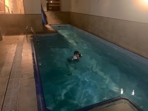 Por ser uma cidade fria, piscina aquecida é uma boa opção pra quem vem à Curitiba