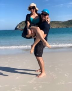 Eu e maridinho na Primeira parada do Passeio: Praia do Farol