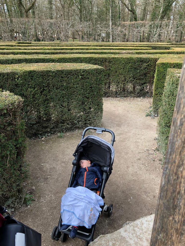 Um bebê gostoso dormindo no labirinto enquanto o irmão corria pra todo lado