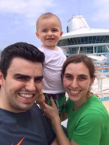 familia em um cruzeiro com navio no fundo