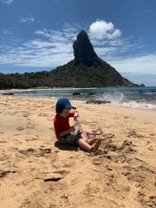 Brincando no Paraíso: Praia da Conceição e Morro do Pico no fundo