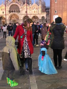 Crianças fantasiadas na Piazza San Marco: Afinal era carnaval, e a festa é para todos! Encontramos uma pequena Elsa de Frozen mascarada!