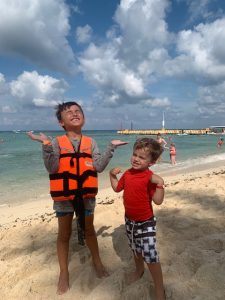 Mateus e André em frente ao mar do Caribe: Coisa Boa!