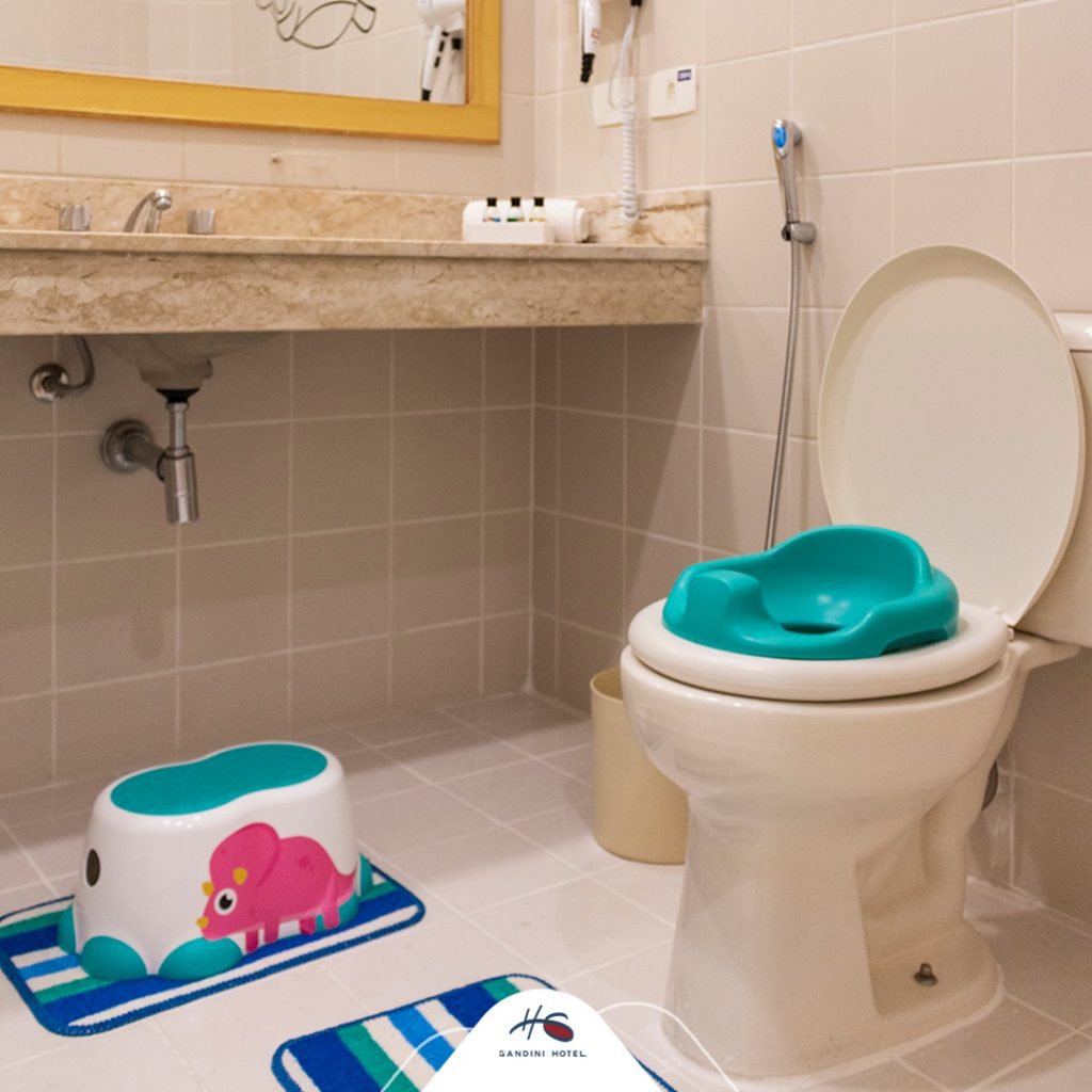 Banheiro adaptado para crianças no Quarto Família do Gandini Hotel em Itu/SP: Crédito Divulgação