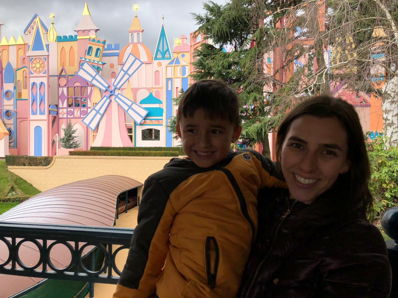 mãe e filho em cenário da Disney Paris