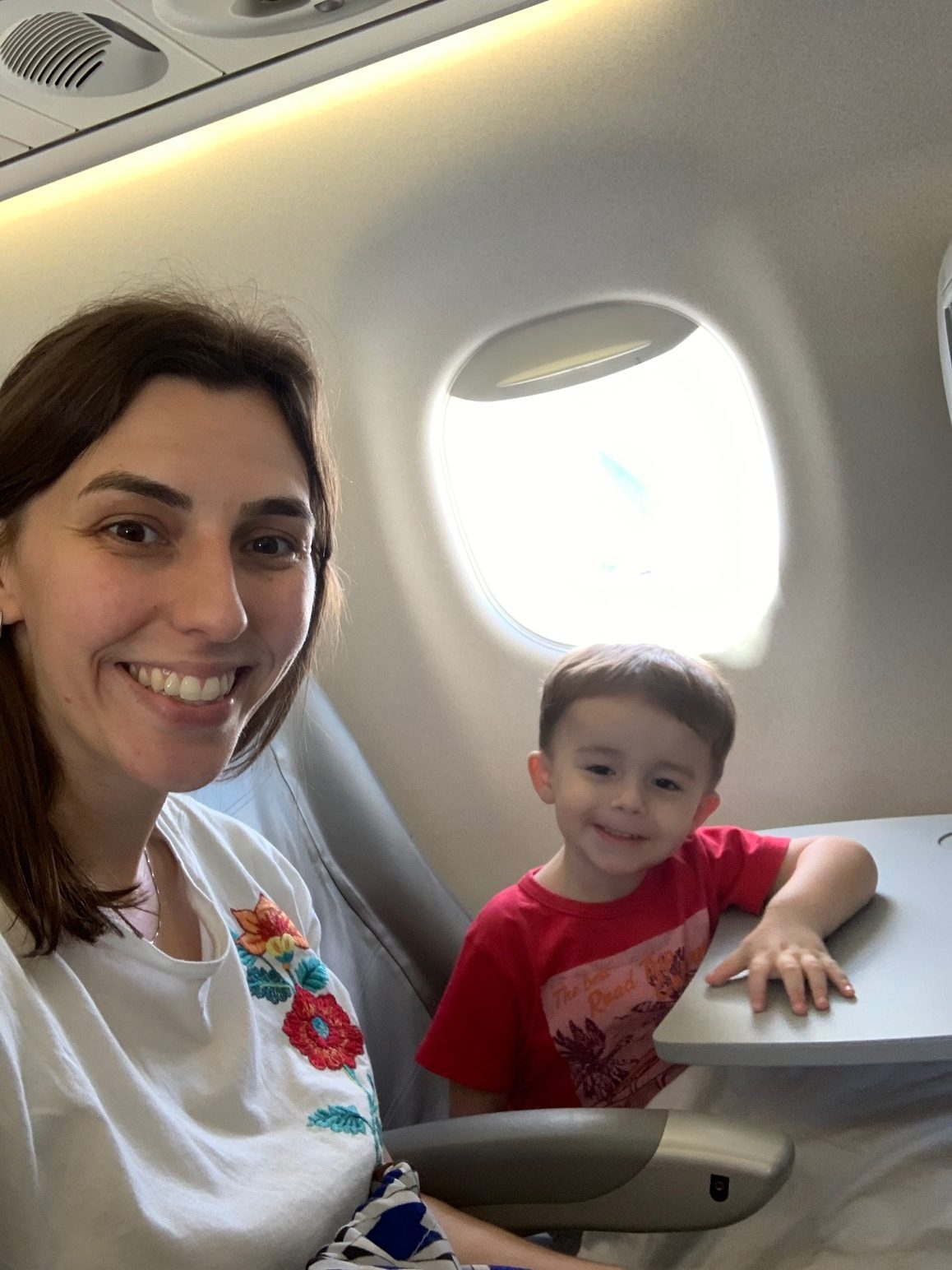 mãe e filho no dentro do avião