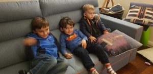 3 meninos no sofá