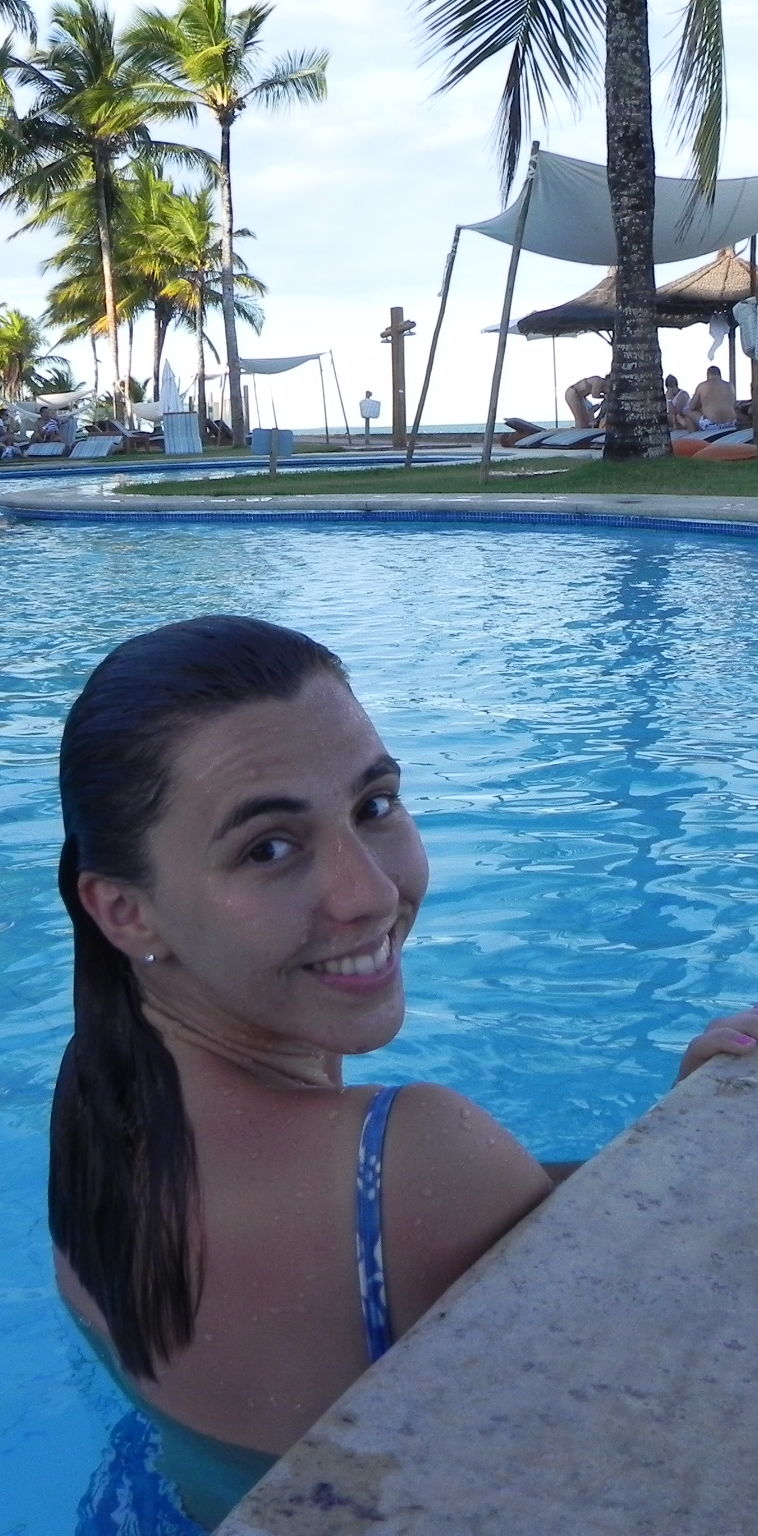 Mulher em piscina da Bahia