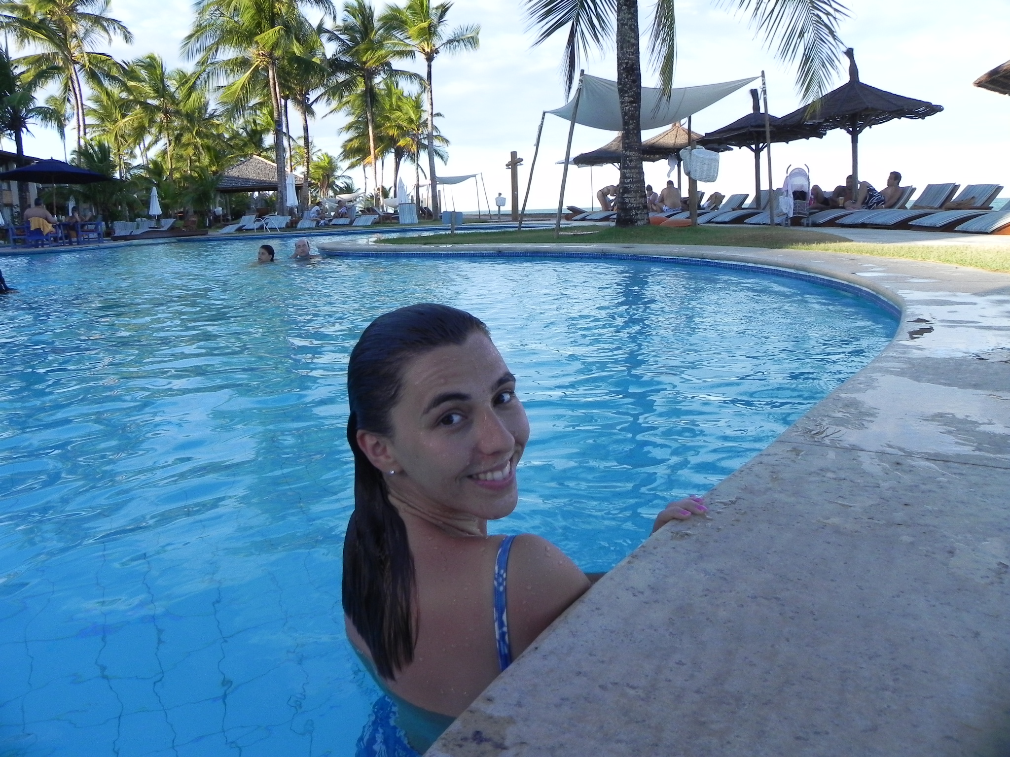Mulher em piscina da Bahia