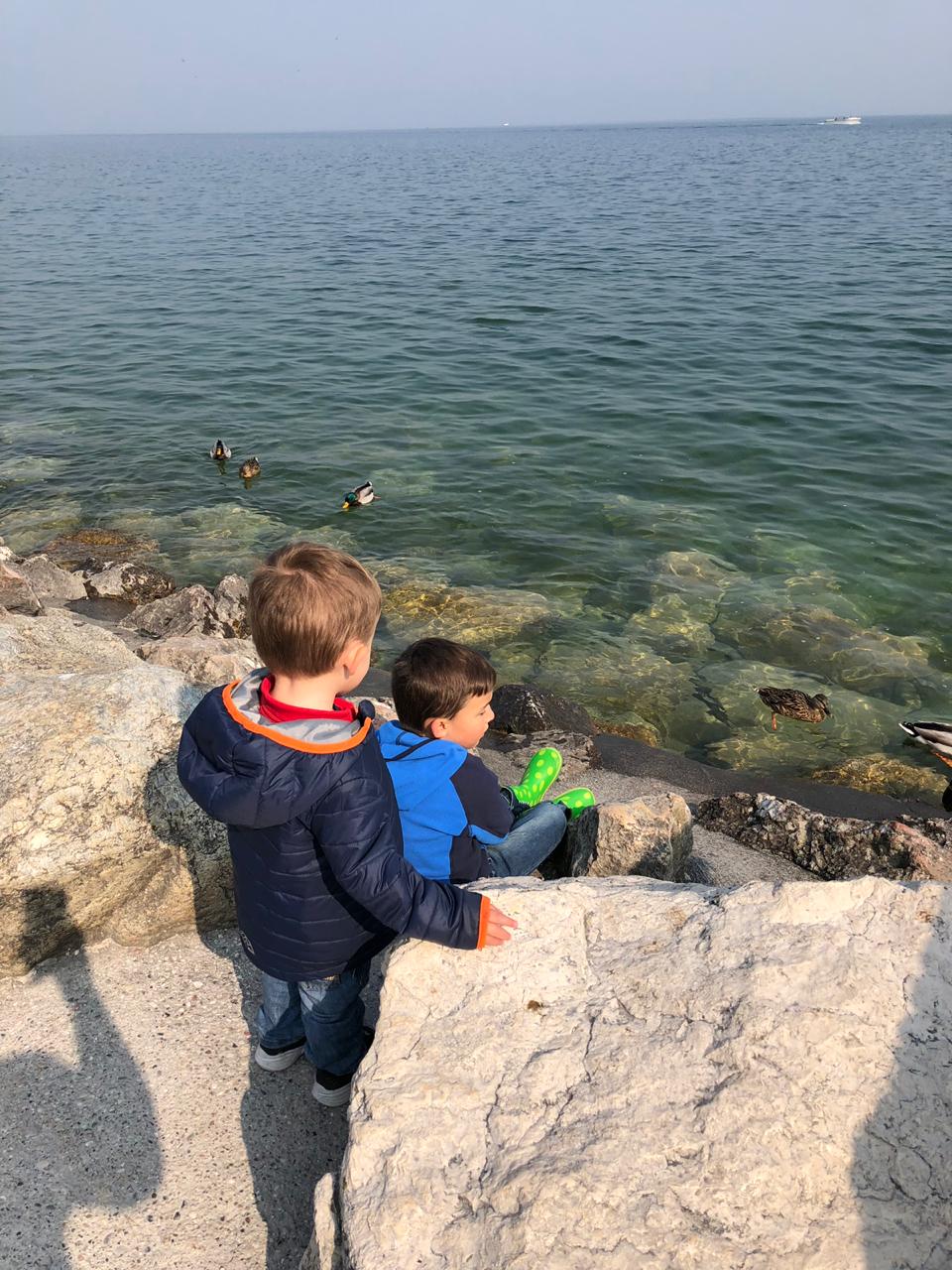 Dois meninos no lago