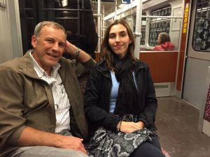 Pai e filha no metrô