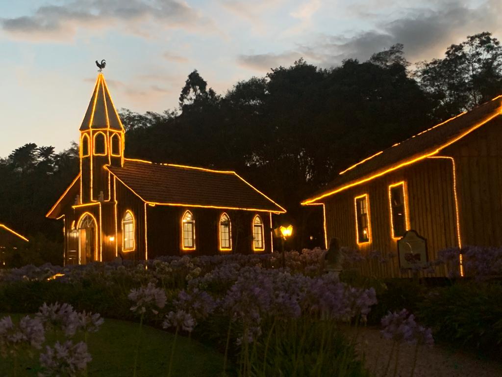 igreja a noite com iluminação natalina