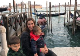 mae e filhos com vista do mar de veneza