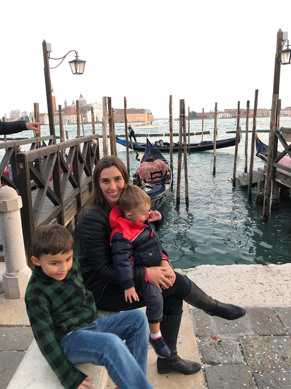 mae e filhos com vista do mar de veneza